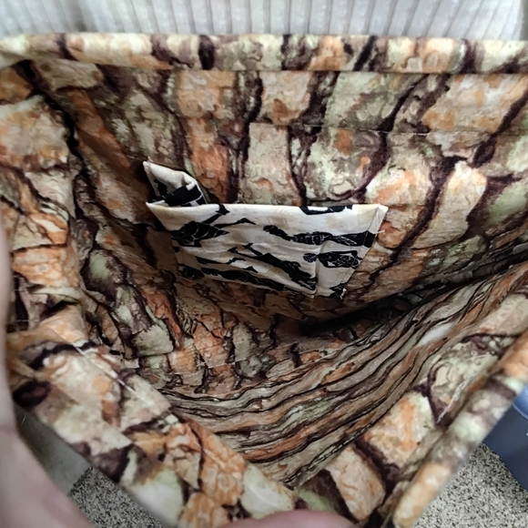 Elegant Black and Orange Crossbody Bag - Picture 5 of 5